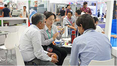 恒峰g22署理商展会洽谈实拍图